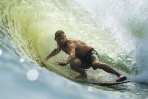 Mick Fanning parece ter gostado da experiência na KS Wave Company.