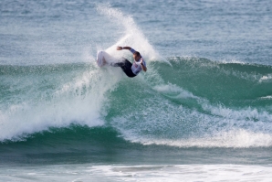 Mr. Price Pro Ballito: Tiago Pires e Frederico Morais avançam na prova
