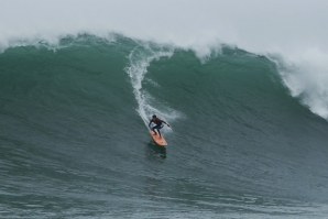 Os &quot;groms&quot; peruanos ao ataque do big surf. 