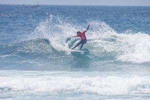 Cmilla Kemp a representar as cores lusas no no primeiro evento da World Surf League (WSL) na África Ocidental  Imagem: WSL  Laurent Masurel