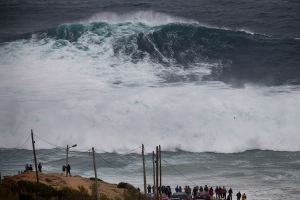 Pedro Scooby ‘estreia’ temporada das ondas gigantes da Nazaré
