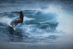 Julia Muniz Robinson "escapa" de G-Land para a direita de Tiger Tracks