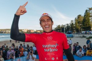LEONARDO FIORAVANTI E CARISSA MOORE VENCEM O SYDNEY SURF PRO