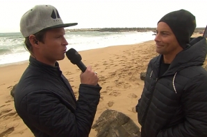 Marlon Lipke no papel de entrevistador, com o call oficial de Travis Logie