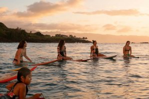 SURFISTAS FEMININAS GANHAM TERRENO EM COMPETIÇÕES DE SURF DE ONDAS GRANDES