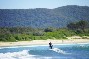 Aos 70 anos de idade Robyn Strano continua a surfar Imagem: surfgirlmag