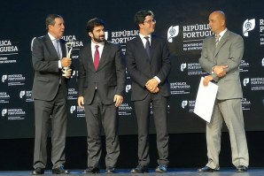 João Aranha, à direita, recebeu o Prémio de Mérito Desportivo do CDP.. 