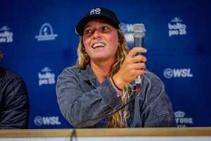 Kika Veselko e Rodrigo Sousa seu treinador celebram.