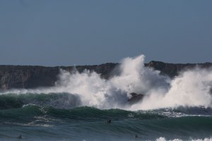 ONDAS DE 3 METROS QUEBRAM PERFEITAS NA COSTA ALGARVIA