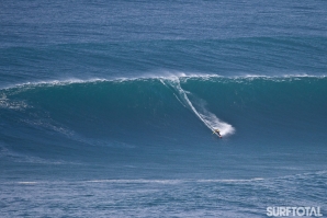 Garret &quot;passeia&quot; livremente numa onda linda da Nazaré