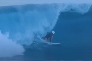 Lakey Peterson treina com Shane Dorian em Pipeline