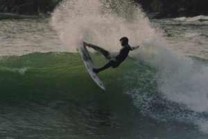 AS ONDAS GELADAS DO CANADÁ SURFADAS PELO SURFISTA LOCAL PETER DEVRIES