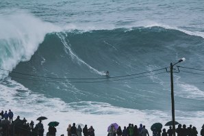 Um domingo diferente de Tow-in pela Praia do Norte