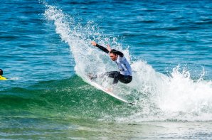 Tomás Fernandes em pura sintonia com as pequenas ondas do Guincho