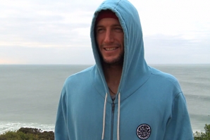 Owen Wright aquece para J-Bay… no frio