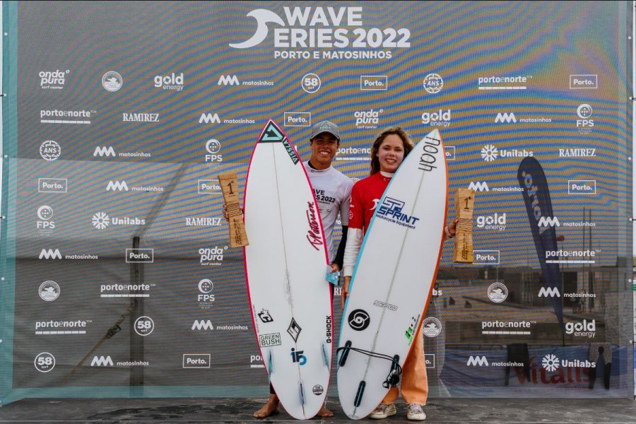 Vencedores no pódio, Martim Nunes e Maria Salgado (Créditos: Tó Mané/Porto&amp;Matosinhos Wave Series)