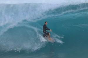 Pipeline recebeu um swell XL épico, e os melhores do mundo estavam lá