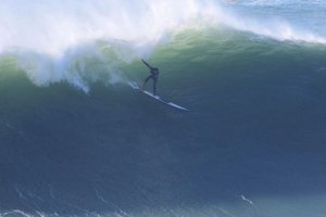 SURFISTA COM PERNA AMPUTADA SURFA ONDA DE 10 METROS NA NAZARÉ