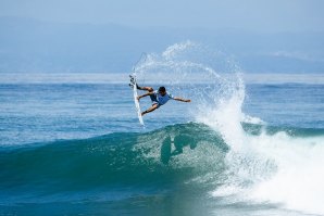 FILIPE TOLEDO ARRASA NAS SESSÕES DE FREESURF EM BALI