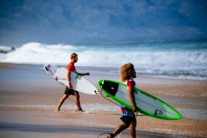 Frederico Morais e o surfista da Costa Rica Carlos Munoz