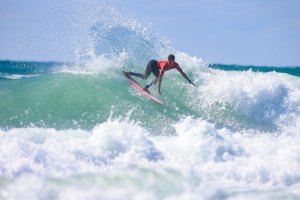 Luis Perloiro no Caraibos Lacanau Pro em 2018. Foto: WSL / LAURENT MASUREL