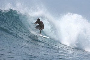 ETIQUETA E EDUCAÇÃO DEVEM SER ACRESCENTADAS NO LIVRO DE REGRAS DO SURF