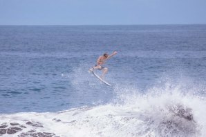 AFONSO ANTUNES E CONCHA BALSEMÃO AVANÇAM À RONDA 2 DO RIP CURL GROMSEARCH