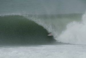 Swell raro de sul transforma Supertubos num cenário clássico e quase vazio