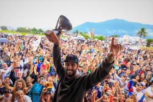 A enorme festa que recebeu Filipe Toledo na sua terra natal