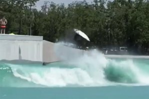 Feito o primeiro backflip numa piscina de ondas