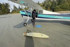 Explorar ondas de avião e aterrar nas praias para surfar - a aventura aérea de Reece Wallace