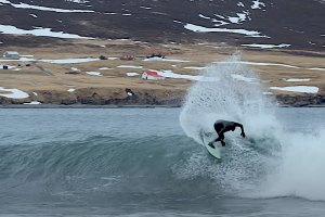 Nic Von Rupp inicia série “Chasing Iceland” com ondas geladas e paisagens de cortar a respiração