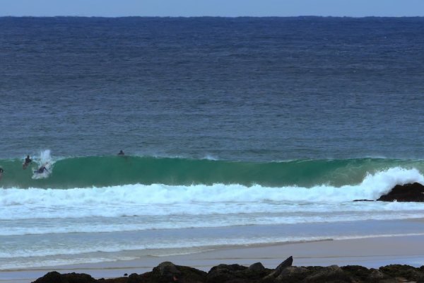 Pros afinam o surf em Snapper Rocks antes do arranque do CT