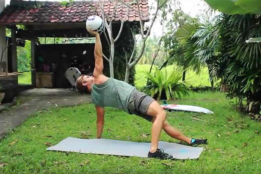 Confere alguns dos exercícios que irão ajudar-te a surfar cada vez melhor.