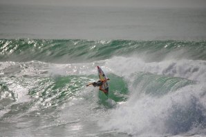 As categorias mais jovens sobressairam em condições de ondas dificeis