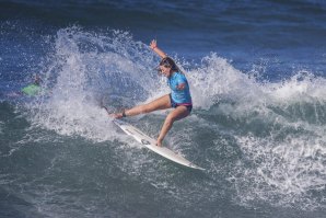 Camilla Kemp a dilacerar as ondas de Basse-Pointe.