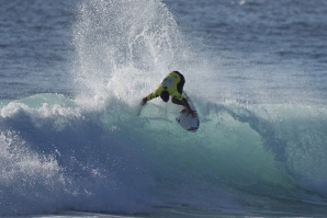 QS DE AVOCA SEM PORTUGUESES; ADRIAN BUCHAN EM GRANDE FORMA