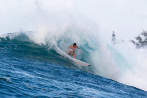 Frederico Morais a trabalhar bem juntinho ao &quot;pocket&quot; de Sunset Beach.