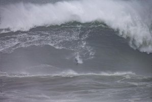 KAI LENNY REALIZA AÉREO REVERSE DE BACKSIDE ESTA MANHÃ NA NAZARÉ