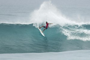 Frederico Morais, em 2016, a atirar muita água para o ar em Sunset Beach.