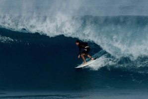 Um dia de surf pelo North Shore com Zeke Lau e Keanu Asing