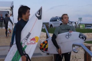 Caio Ibelli e Kanoa Igarashi, já em terra. 