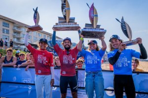 Vencedores Ian Gouveia e Bella Kenworthy, e vice-campeões Nolan Rapoza e Vahine Fierro