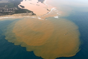 Imagens aéreas mostram os detritos a chegarem ao mar em Regência
