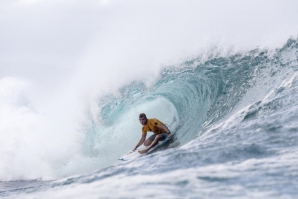 Mick Fanning conseguiu ultrapassar Bruce Irons