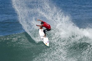 Adriano de Souza é um dos surfistas que já se encontra nos 1/4 de final.