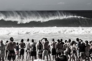 O público na areia em Banzai Pipeline.