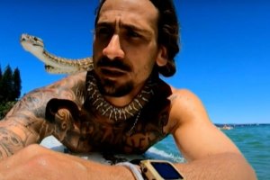 Surfista leva cobra de estimação para ser a sua companheira improvável nas ondas da Austrália
