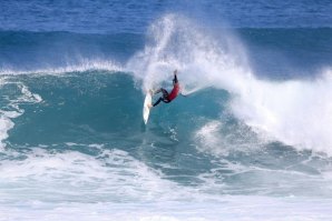 O Sul Africano Jordy Smith qualificou-se para os quartos de final. Click by WSL