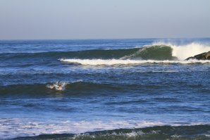 BELAS CONDIÇÕES E MUITO SURF NO JUNIOR PRO ESPINHO